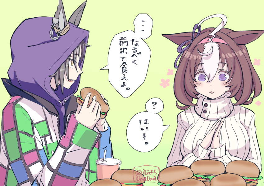 :3 ahoge air_shakur_(umamusume) animal_ears black_hair blonde_hair blush breasts brown_hair burger coat commentary_request cup disposable_cup food green_background hairband hands_up hi_(ibisf5umauma) holding holding_food hood hood_up hoodie horse_ears large_breasts long_sleeves meisho_doto_(umamusume) multicolored_hair open_mouth own_hands_together purple_hoodie sharp_teeth simple_background speech_bubble sweater teeth translation_request twitter_username two-tone_hair umamusume upper_body violet_eyes white_sweater