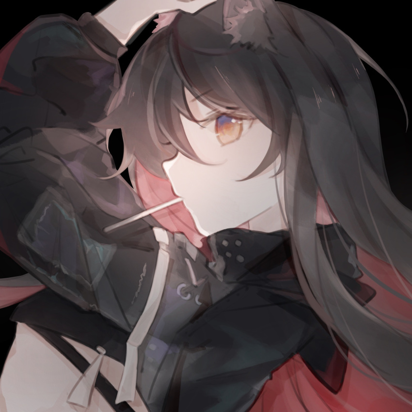 ambience_synesthesia animal_ear_fluff animal_ears arknights arm_up bangs black_background black_hair black_jacket closed_mouth hair_between_eyes highres jacket long_sleeves looking_away mouth_hold multicolored_hair puffy_long_sleeves puffy_sleeves red_eyes redhead simple_background ssangzi texas_(arknights) two-tone_hair upper_body