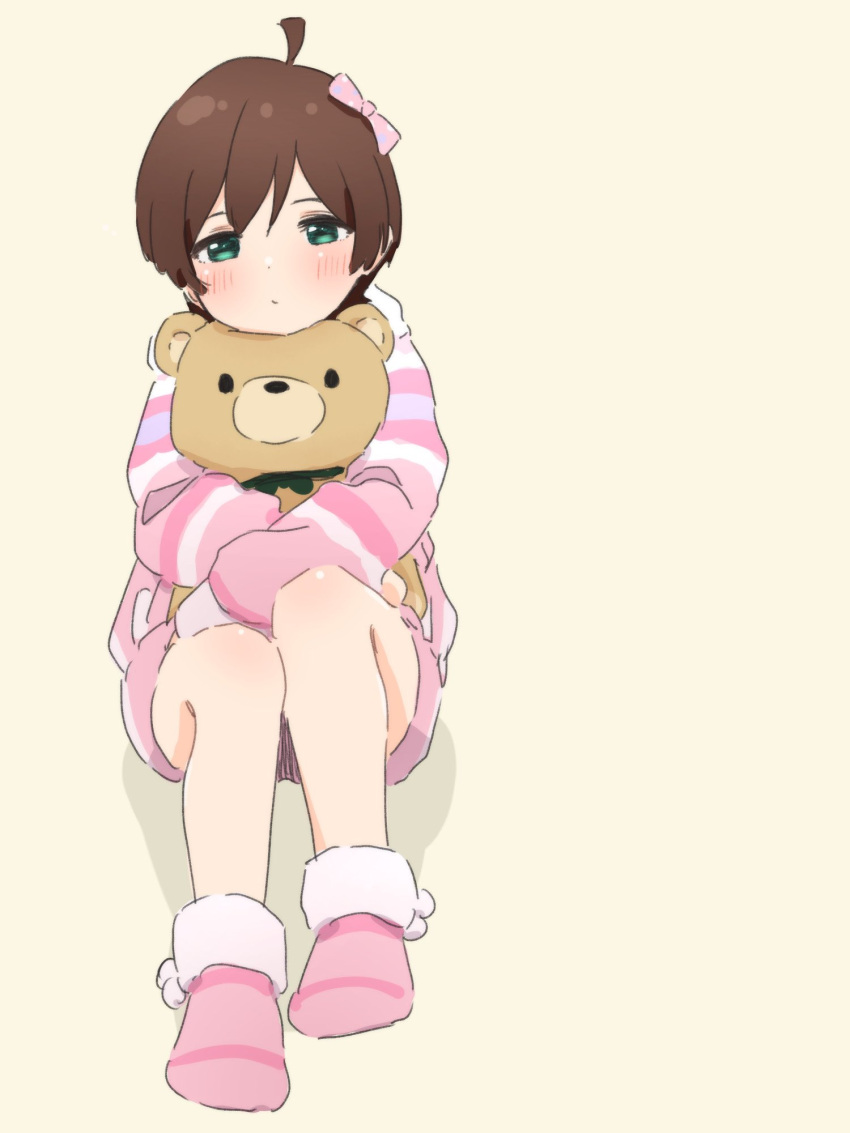 1girl ahoge bare_legs blush bow brown_hair doll_hug green_eyes hair_bow head_rest highres idolmaster idolmaster_cinderella_girls kinoshita_hinata knees_up looking_at_viewer object_hug pajamas pink_pajamas pink_socks simple_background sitting socks solo striped striped_pajamas stuffed_animal stuffed_toy teddy_bear yamadakohi