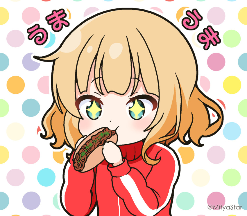 +_+ 1girl bangs blonde_hair blue_eyes chibi commentary_request food gochuumon_wa_usagi_desu_ka? holding holding_food jacket kirima_syaro long_sleeves mitya multicolored_polka_dots polka_dot polka_dot_background puffy_long_sleeves puffy_sleeves red_jacket solo track_jacket twitter_username upper_body white_background yakisobapan