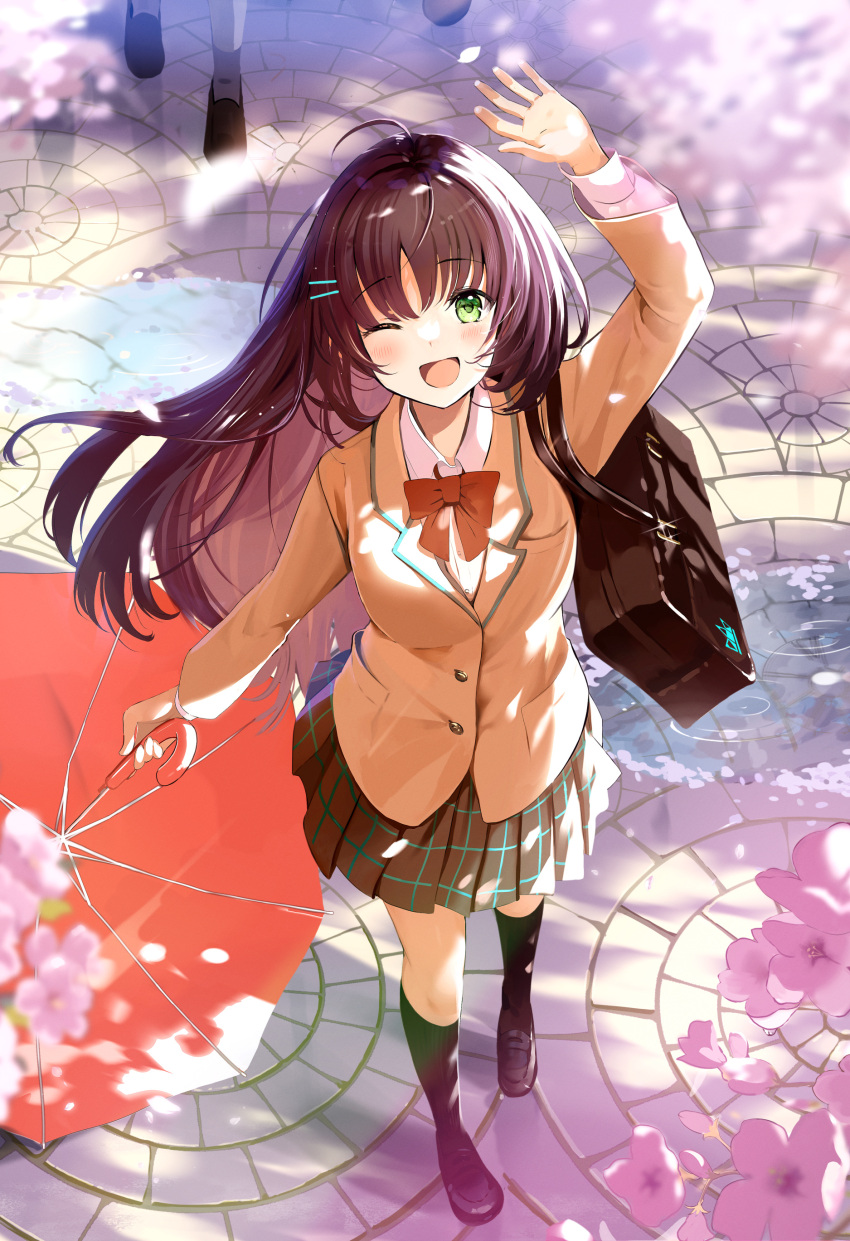 1girl :d absurdres ahoge arm_up bag bangs black_hair black_socks blazer blush bow bowtie breasts checkered_clothes checkered_skirt cherry_blossoms collared_shirt colored_inner_hair green_eyes hair_ornament hairclip highres holding holding_umbrella huion jacket kneehighs light_blush loafers long_hair long_sleeves looking_at_viewer medium_breasts multicolored_hair one_eye_closed open_mouth original outdoors pink_hair pleated_skirt puddle red_bow red_bowtie school_bag school_uniform shirt shoes skirt smile socks solo tasuku_(otomebotan) two-tone_hair umbrella uniform waving white_shirt