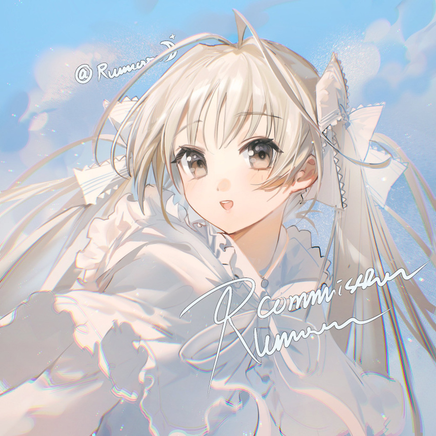 1girl antenna_hair blue_sky bow brown_eyes clouds commission dress grey_hair hair_bow highres kasugano_sora light_blush long_hair neck_ribbon open_mouth ribbon rumoon sky smile solo teeth twintails upper_body upper_teeth_only white_bow white_dress white_ribbon yosuga_no_sora