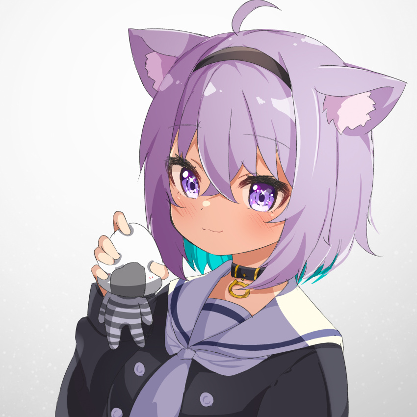 1girl absurdres ahoge ame. animal_ear_fluff animal_ears bangs black_hairband black_shirt blue_hair breasts cat_ears closed_mouth commentary_request gradient_background grey_background hair_between_eyes hairband highres holding hololive long_sleeves medium_breasts multicolored_hair nekomata_okayu onigirya_(nekomata_okayu) puffy_long_sleeves puffy_sleeves purple_hair sailor_collar shirt smile two-tone_hair upper_body violet_eyes virtual_youtuber white_sailor_collar