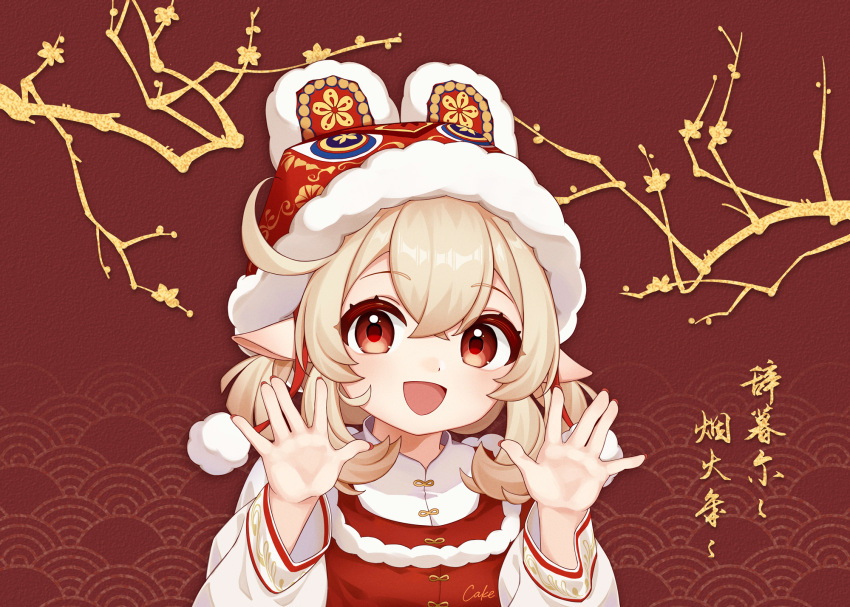 1girl :d ahoge alternate_costume animal_ears bangs cake_(sayaka_cake) chinese_clothes chinese_new_year chinese_text commentary_request fake_animal_ears genshin_impact hair_between_eyes hat highres klee_(genshin_impact) light_brown_hair long_hair long_sleeves looking_at_viewer low_twintails pointy_ears rabbit_ears red_background red_eyes sidelocks simple_background smile solo translation_request twintails