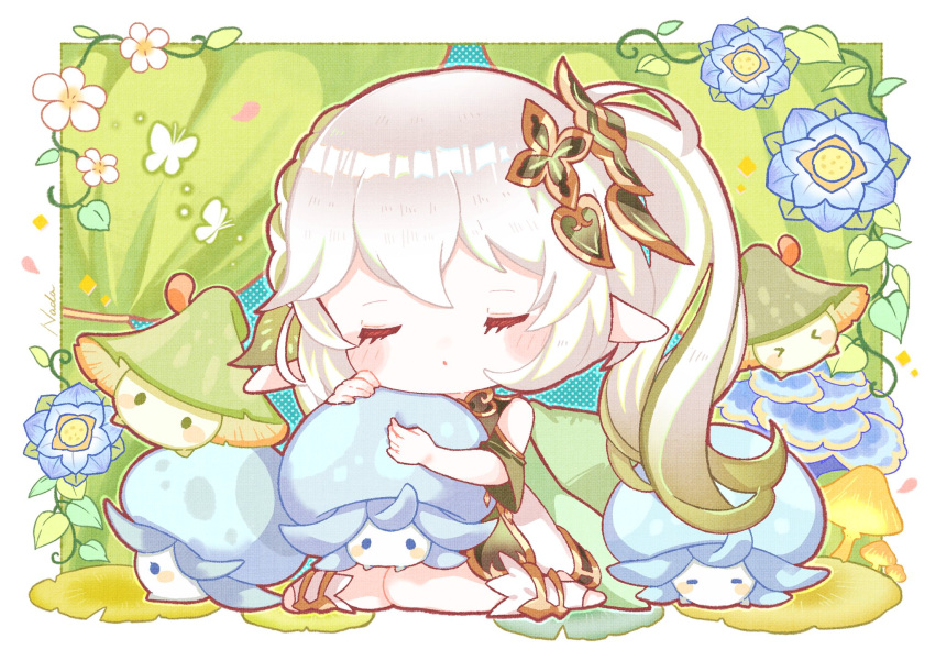 &gt;_&lt; 1girl bangs blue_flower blush bug butterfly chibi closed_eyes dress flower full_body fungi_(genshin_impact) genshin_impact gradient_hair green_hair grey_hair hair_ornament highres leaf long_hair multicolored_hair mushroom nada_namie nahida_(genshin_impact) parted_lips pointy_ears side_ponytail sitting very_long_hair white_flower white_hair