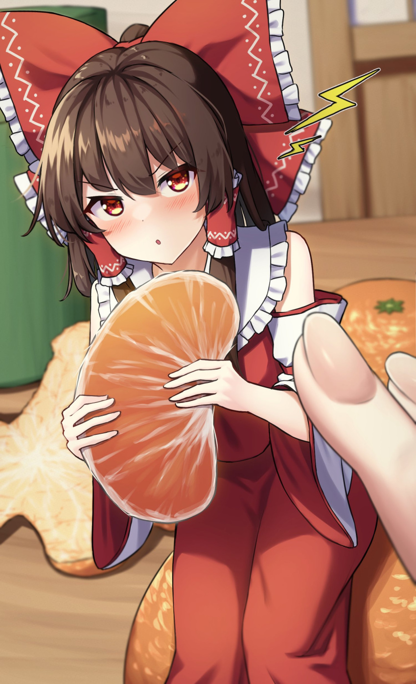 1girl absurdres bangs blurry blurry_background bow brown_hair commentary detached_sleeves food fruit hair_bow hakurei_reimu highres holding holding_food holding_fruit looking_at_viewer medium_hair minigirl open_mouth orange_(fruit) red_bow red_eyes red_shirt red_skirt shirt sidelocks sitting skirt solo touhou v-shaped_eyebrows yosshy