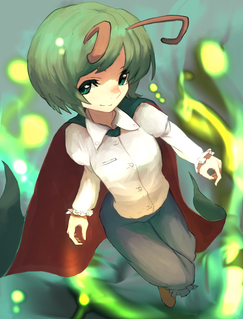 1girl antennae bangs black_cape black_shorts breasts buttons cape closed_mouth collared_shirt commentary_request frilled_shorts frilled_sleeves frills full_body green_background green_eyes green_hair highres long_sleeves looking_at_viewer mizuki_0630 red_cape shirt short_hair shorts small_breasts smile solo swept_bangs touhou two-sided_cape two-sided_fabric white_shirt wriggle_nightbug