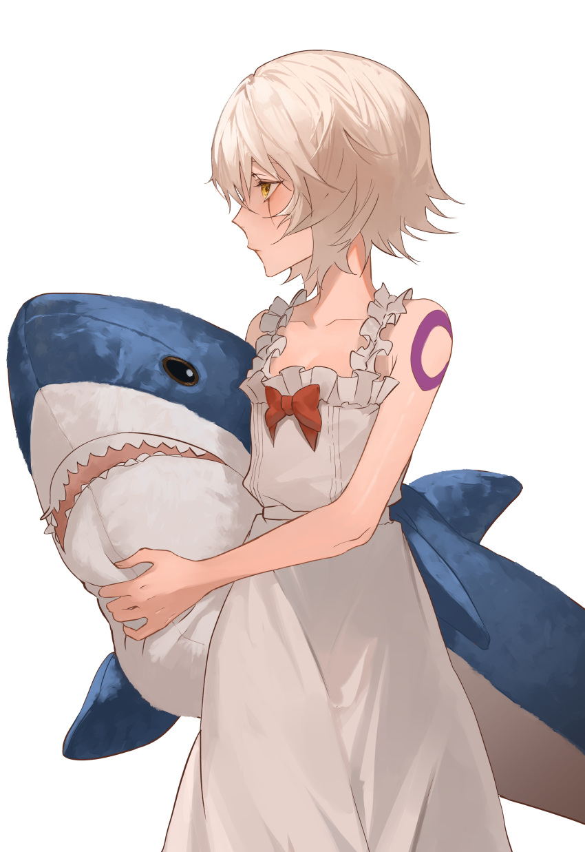 1girl absurdres bare_shoulders breasts dress fate/apocrypha fate/grand_order fate_(series) green_eyes highres holding holding_stuffed_toy ikea_shark jack_the_ripper_(fate/apocrypha) looking_to_the_side scar scar_on_cheek scar_on_face short_hair shoulder_tattoo sleeveless sleeveless_dress small_breasts solo stuffed_animal stuffed_shark stuffed_toy tattoo white_dress zuraa_(naunau_seijin)