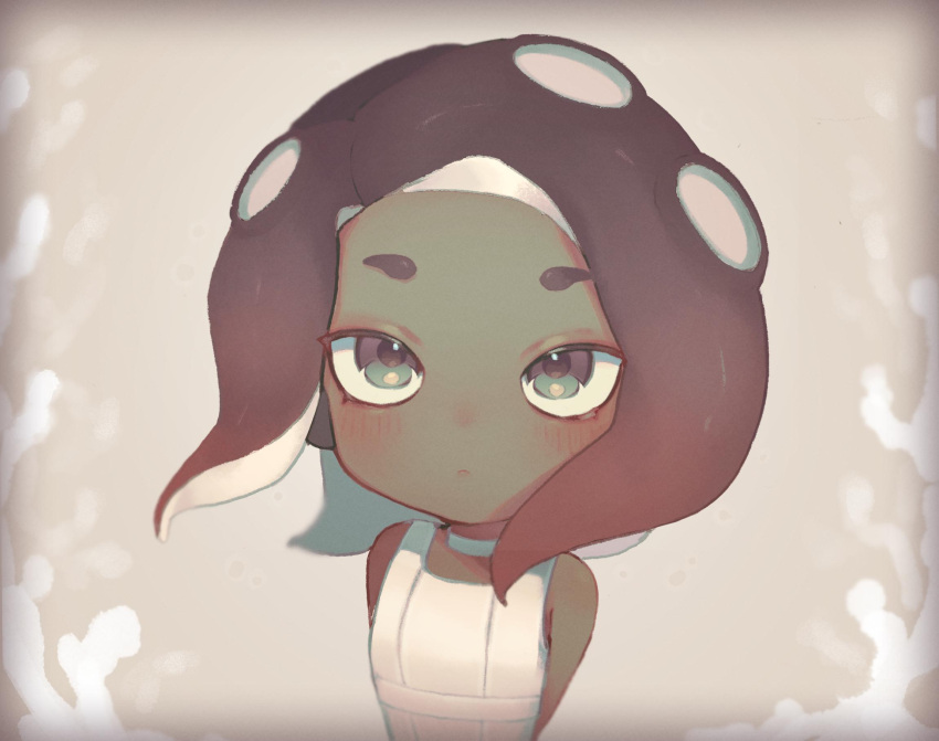 1girl bare_shoulders blush breasts brown_background brown_hair choker closed_mouth commentary dark-skinned_female dark_skin english_commentary expressionless forehead green_eyes highres looking_at_viewer medium_hair muted_color narvi octoling octoling_girl shirt simple_background sleeveless sleeveless_shirt small_breasts solo splatoon_(series) splatoon_3 suction_cups tentacle_hair tentacles upper_body white_choker white_shirt