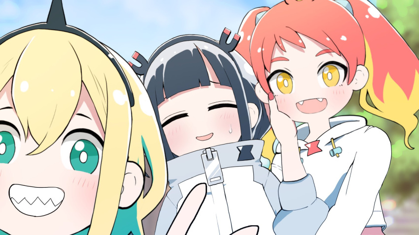 +_+ 3girls amano_pikamee bangs black_hair black_hairband blonde_hair blunt_bangs blurry blurry_background bright_pupils clenched_teeth close-up colored_inner_hair commentary_request drawstring fangs green_eyes green_hair hair_between_eyes hairband hand_on_another's_face high_collar highres hikasa_tomoshika hikasa_tomoshika_(artist) hood hood_down hoodie hug hug_from_behind jacket jitomi_monoe long_sleeves looking_at_viewer magnet multicolored_hair multiple_girls open_mouth outdoors red_nails sharp_teeth short_hair smile sweatdrop teeth twintails two-tone_hair virtual_youtuber voms waving white_hoodie white_jacket white_pupils yellow_eyes zipper_pull_tab