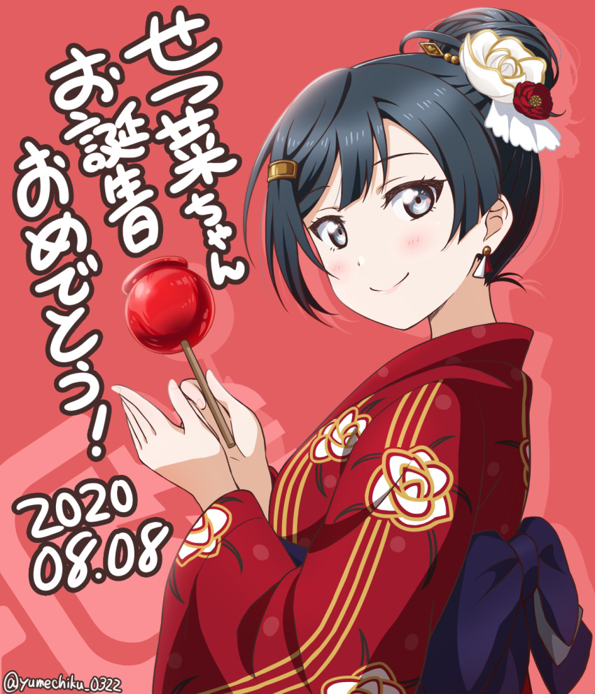 1girl bangs birthday black_hair blush candy candy_apple commentary_request dated earrings floral_print flower food grey_eyes hair_bun hair_flower hair_ornament highres holding holding_candy holding_food japanese_clothes jewelry kimono looking_at_viewer love_live! love_live!_nijigasaki_high_school_idol_club red_background red_kimono smile solo translation_request twitter_username upper_body yukata yumechiku yuuki_setsuna_(love_live!)