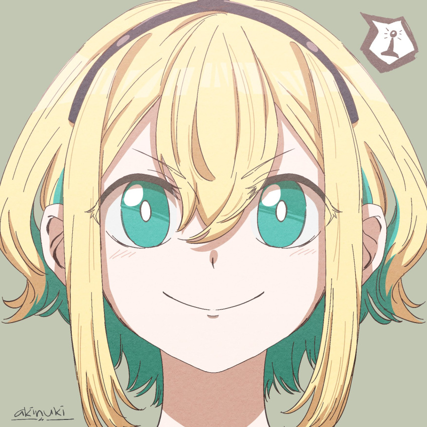 1girl akinuki amano_pikamee artist_name black_hairband blonde_hair bright_pupils colored_inner_hair commentary english_commentary green_background green_eyes green_hair hair_between_eyes hairband highres looking_at_viewer multicolored_hair portrait short_hair smile solo speech_bubble straight-on two-tone_hair v-shaped_eyebrows virtual_youtuber voms white_pupils