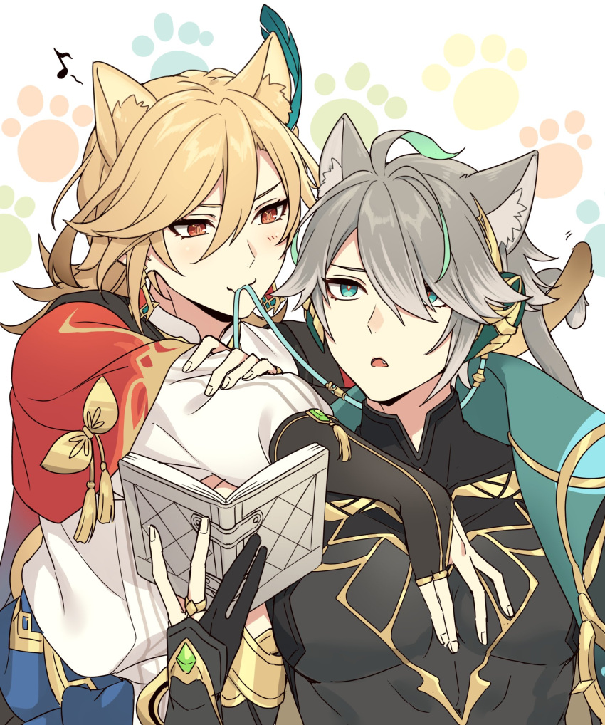 2boys :3 ahoge alhaitham_(genshin_impact) animal_ear_fluff animal_ears bangs black_gloves black_shirt blonde_hair blush book cable cape cat_boy cat_ears cat_tail closed_mouth commentary_request earrings eighth_note eyelashes fang fingerless_gloves genshin_impact gloves gold_trim green_cape green_eyes green_hair grey_hair hair_between_eyes hair_over_one_eye hand_up highres holding holding_book intertwined_tails jewelry kaveh_(genshin_impact) kokotendon long_hair long_sleeves looking_at_another looking_at_viewer male_focus mouth_hold multicolored_hair multiple_boys musical_note open_book open_mouth parted_bangs partially_fingerless_gloves paw_print paw_print_background red_cape red_eyes shirt short_hair shoulder_cape sidelocks simple_background sleeveless sleeveless_shirt smile swept_bangs tail tassel upper_body white_background white_shirt