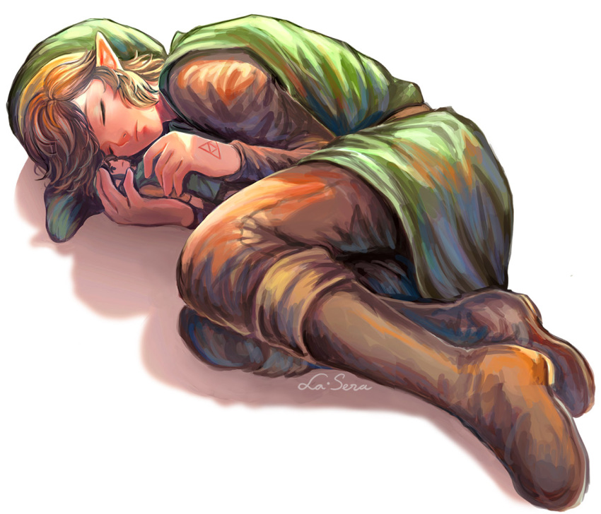 1boy artist_name bangs boots brown_footwear brown_hair brown_pants closed_eyes closed_mouth full_body green_headwear green_tunic grey_background knee_boots la_sera_art link lying on_side pants pointy_ears princess_zelda short_hair simple_background sleeping solo the_legend_of_zelda triforce