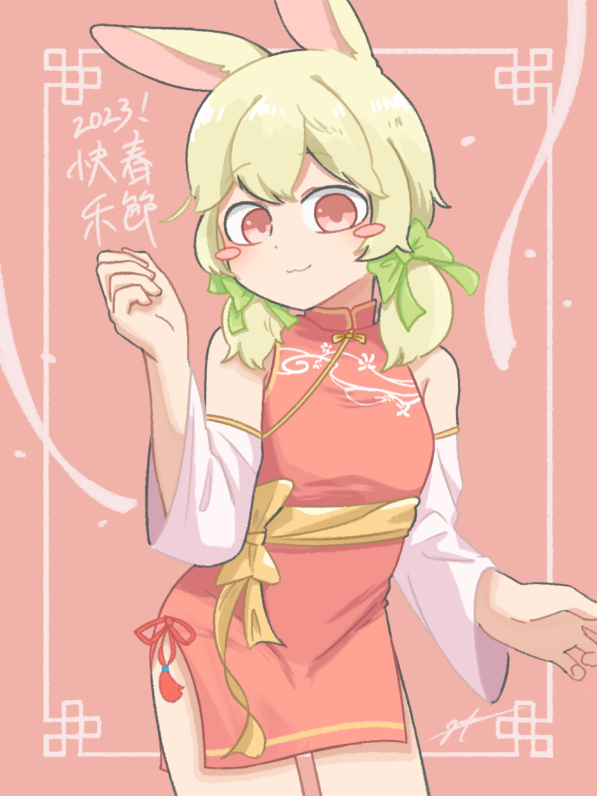 1girl 2023 animal_ears bangs blonde_hair blush bow china_dress chinese_clothes chinese_zodiac cowboy_shot detached_sleeves dress fei_ren_zai goose_g3 green_bow hair_bow hand_up highres looking_at_viewer medium_hair rabbit_ears red_background red_dress red_eyes ribbon solo twintails white_sleeves xiaoyu_(fei_ren_zai) year_of_the_rabbit yellow_ribbon
