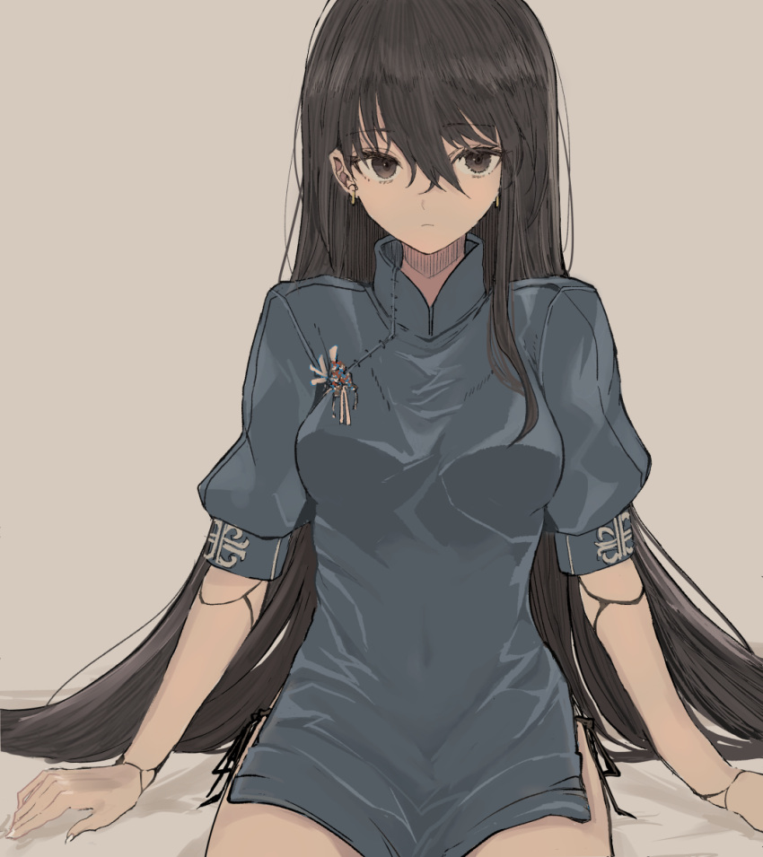 1girl bangs black_hair breasts brown_background brown_eyes closed_mouth doll_joints dress grey_dress hair_between_eyes highres hinomaru_(futagun) joints looking_at_viewer medium_breasts original puffy_short_sleeves puffy_sleeves short_sleeves simple_background solo