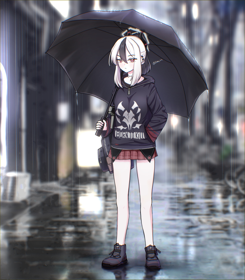 1girl black_hair black_hoodie blue_archive commentary_request demon_horns halo highres hood hoodie horns jonasmk kayoko_(blue_archive) korean_commentary long_hair looking_at_viewer partial_commentary red_eyes thighs white_hair