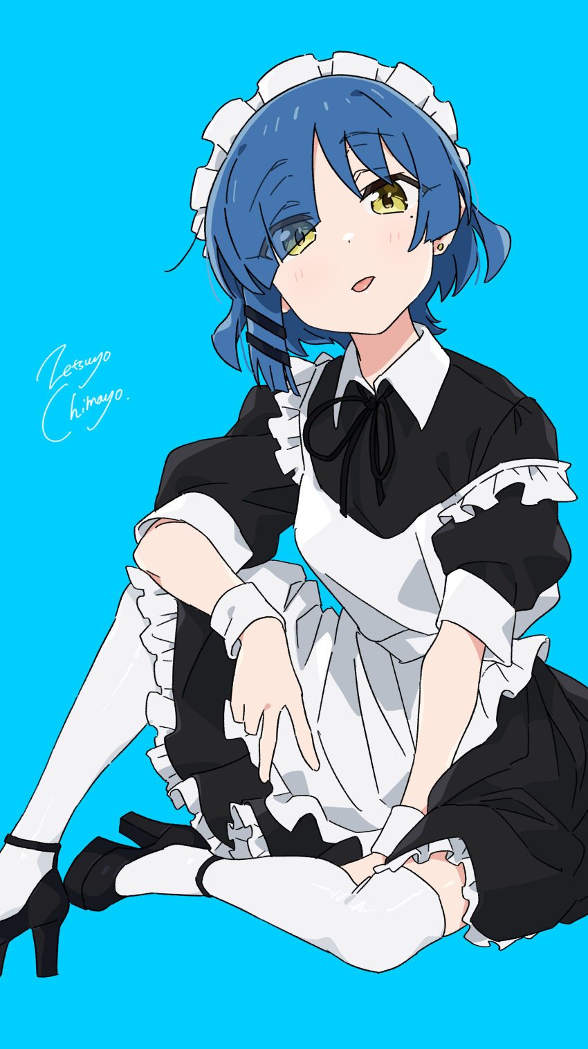 1girl absurdres alternate_costume blue_hair bocchi_the_rock! enmaided green_eyes highres maid maid_headdress short_hair simple_background sitting solo strap_slip thigh-highs tongue tongue_out v white_thighhighs yamada_ryou zetsuyo_chimayo