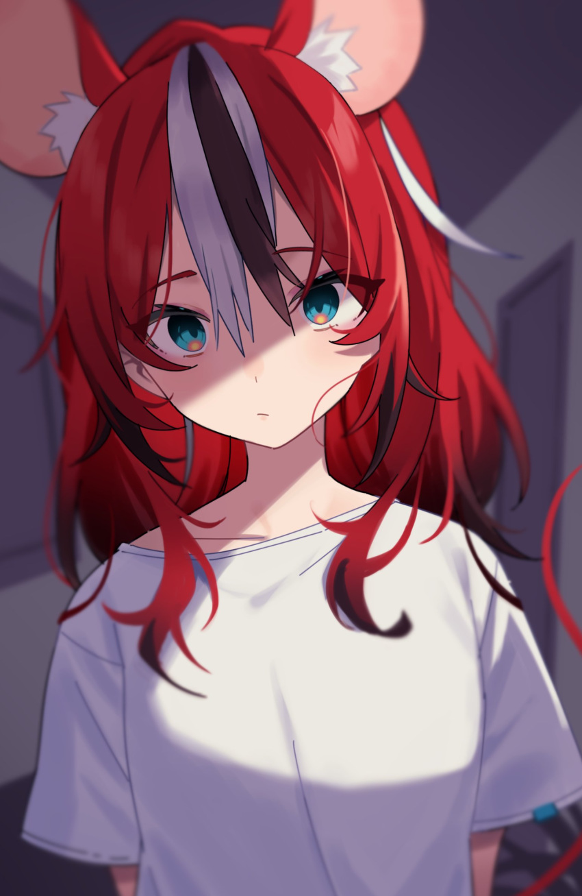 1girl animal_ears blue_eyes blurry blurry_background empty_eyes gukurosawa01 hair_down hakos_baelz highres hololive hololive_english long_hair mouse_ears mouse_tail multicolored_hair redhead shirt solo streaked_hair tail virtual_youtuber white_shirt yandere
