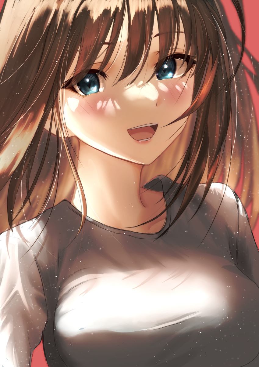 1girl absurdres aozaki_aoko aqua_eyes blush breasts brown_hair commentary_request giruminasu grey_shirt highres lips long_hair looking_at_viewer mahou_tsukai_no_yoru medium_breasts open_mouth pink_lips red_background shirt simple_background smile solo teeth upper_body very_long_hair