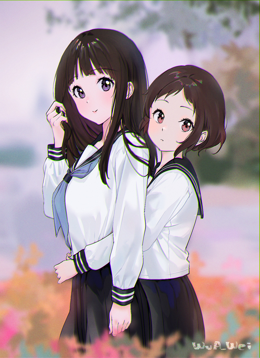 2girls black_hair black_sailor_collar black_skirt blue_neckerchief blunt_bangs blurry brown_hair chitanda_eru cowboy_shot depth_of_field highres hug hug_from_behind hyouka ibara_mayaka long_hair looking_at_viewer multiple_girls neckerchief red_eyes sailor_collar school_uniform serafuku short_hair skirt smile violet_eyes wua808