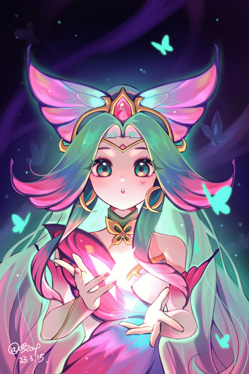 1girl bare_shoulders blonde_hair breasts dated detached_sleeves dress gem green_eyes green_hair hair_ornament highres league_of_legends long_hair nail_polish parted_bangs parted_lips pink_dress pink_hair pink_nails seraphine_(league_of_legends) signature single_bare_shoulder smile star_guardian_(league_of_legends) star_guardian_seraphine starry_background teeth xi_ye_(xiyexiexie)