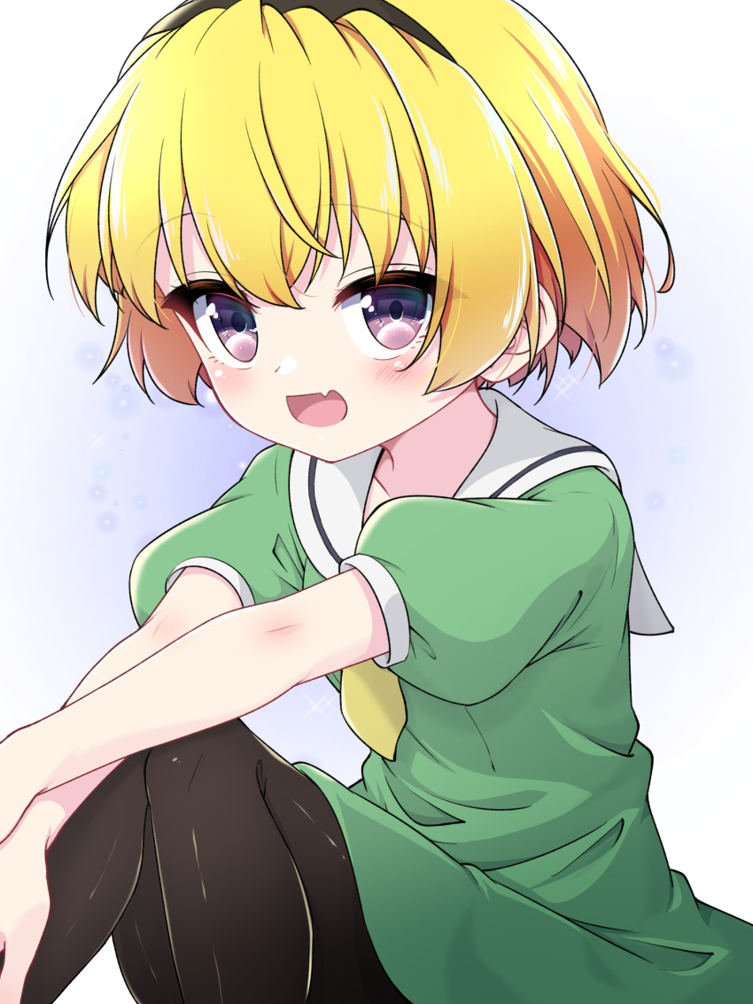 1girl black_hairband black_pantyhose blonde_hair blush dress fang green_dress hair_between_eyes hairband hazumi_otoya highres higurashi_no_naku_koro_ni houjou_satoko looking_at_viewer neckerchief open_mouth pantyhose sailor_collar sailor_dress short_hair skin_fang solo violet_eyes white_sailor_collar yellow_neckerchief