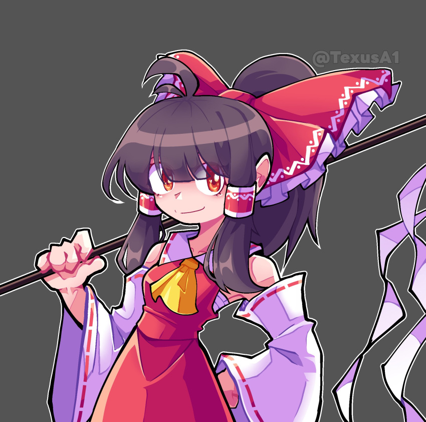 1girl ascot black_hair bow cowboy_shot detached_sleeves english_commentary frilled_bow frills gohei grey_background hair_between_eyes hair_bow hair_ornament hair_tubes hakurei_reimu hand_on_hip highres holding holding_stick light_smile looking_at_viewer medium_hair red_bow red_eyes red_skirt ribbon-trimmed_sleeves ribbon_trim sarashi simple_background skirt solo stick texusa1 touhou twitter_username wide_sleeves yellow_ascot