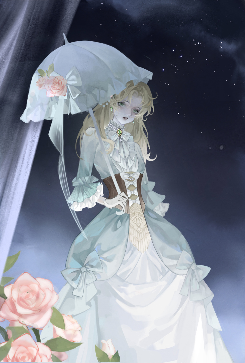 1girl absurdres audrey_hall beihe221 blonde_hair brown_corset clouds commentary corset dress earrings flower gem gloves green_dress green_eyes green_gemstone highres holding holding_umbrella jewelry lips long_dress long_hair looking_at_viewer lord_of_the_mysteries necklace night night_sky parasol parted_bangs parted_lips pearl_necklace pink_flower pink_rose rose sky solo star_(sky) starry_sky symbol-only_commentary teeth umbrella white_gloves