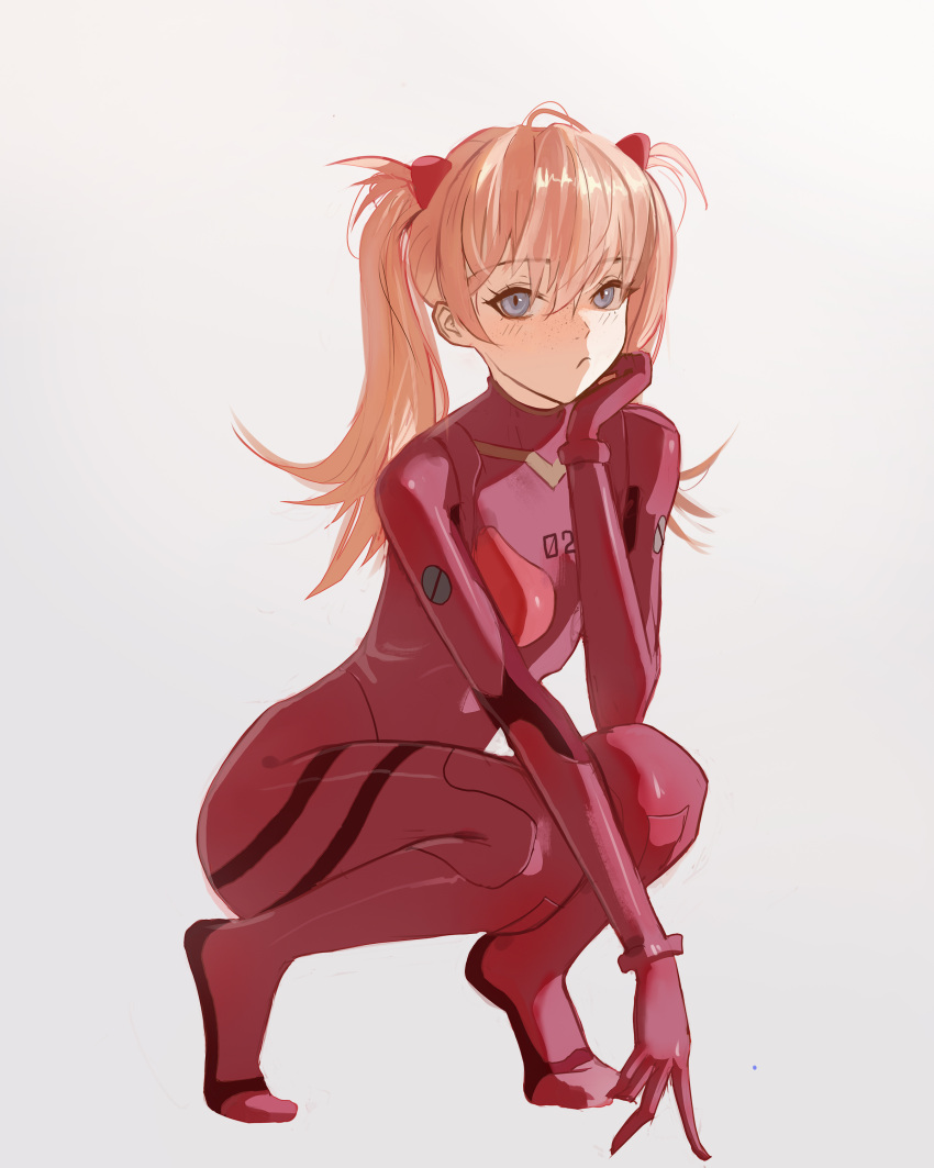1girl absurdres blonde_hair blue_eyes bodysuit breasts closed_mouth frown full_body grey_background hair_between_eyes headgear highres interface_headset long_hair looking_at_viewer mawaw neon_genesis_evangelion pilot_suit plugsuit red_bodysuit simple_background small_breasts solo souryuu_asuka_langley squatting