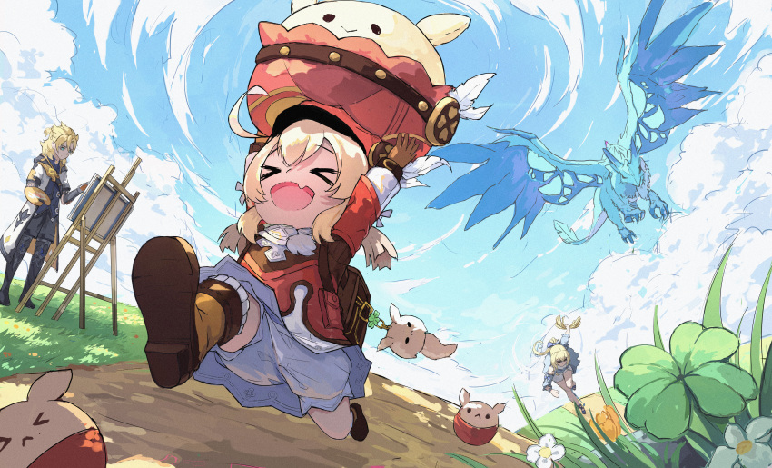 &gt;_&lt; 1boy 1other 2girls :d absurdres albedo_(genshin_impact) aqua_eyes arms_up backpack bag bag_charm black_shorts blonde_hair bloomers blue_sky brown_footwear brown_gloves brown_scarf cabbie_hat canvas_(object) carrying charm_(object) chasing clouds cloudy_sky clover_print coat dodoco_(genshin_impact) dragon dvalin_(genshin_impact) fleeing genshin_impact gloves hat highres holding holding_rope hooded_coat jean_(genshin_impact) jean_(sea_breeze_dandelion)_(genshin_impact) jumpy_dumpty klee_(genshin_impact) light_brown_hair multiple_girls official_alternate_costume painting_(action) palette_(object) pocket pointy_ears randoseru red_coat red_headwear rope running scarf shorts shoulder_belt sky smile underwear xd xiaokaxiaok