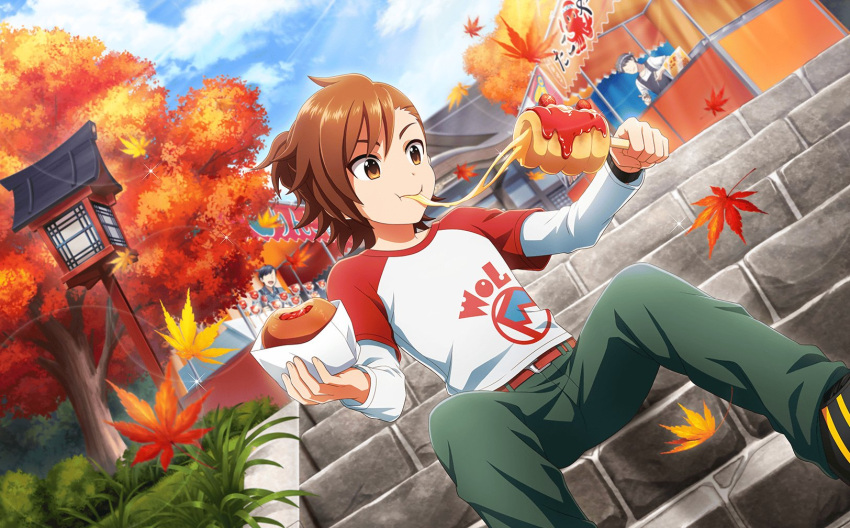 3boys autumn autumn_leaves belt blue_sky brown_eyes brown_hair fingernails food grass highres idolmaster idolmaster_side-m idolmaster_side-m_live_on_stage! layered_sleeves long_sleeves male_child male_focus multiple_boys official_art pants short_over_long_sleeves short_sleeves sitting sitting_on_stairs sky stairs tachibana_shiro_(idolmaster)