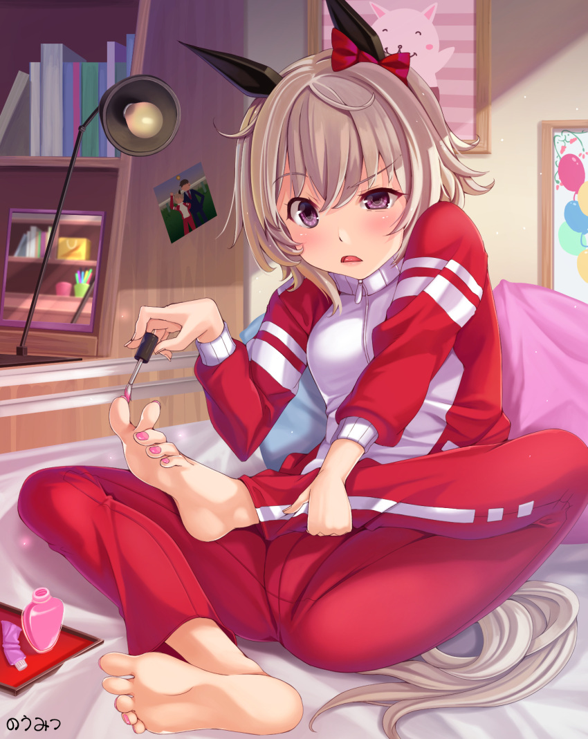 1girl animal_ears barefoot bed bedroom book bookshelf bow brown_hair curren_chan_(umamusume) full_body hair_bow highres horse_ears horse_girl horse_tail indoors jacket long_sleeves nail_polish no_shoes open_mouth pants pink_nails red_bow red_jacket red_pants short_hair sitting soles solo tail toenail_polish toenails toes tracen_training_uniform track_jacket track_suit tsumiki_kuzushi umamusume violet_eyes