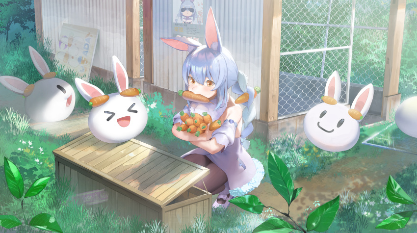 &gt;_&lt; 1girl :d absurdres animal_ear_fluff animal_ears black_pantyhose braid carrot carrot_hair_ornament chain-link_fence commentary day detached_sleeves fence food-themed_hair_ornament fur_trim grass hair_between_eyes hair_ornament highres hololive long_hair mouth_hold natsuyamai nousagi_(usada_pekora) orange_eyes outdoors pantyhose rabbit_ears rabbit_girl smile solo usada_pekora virtual_youtuber wooden_box xd