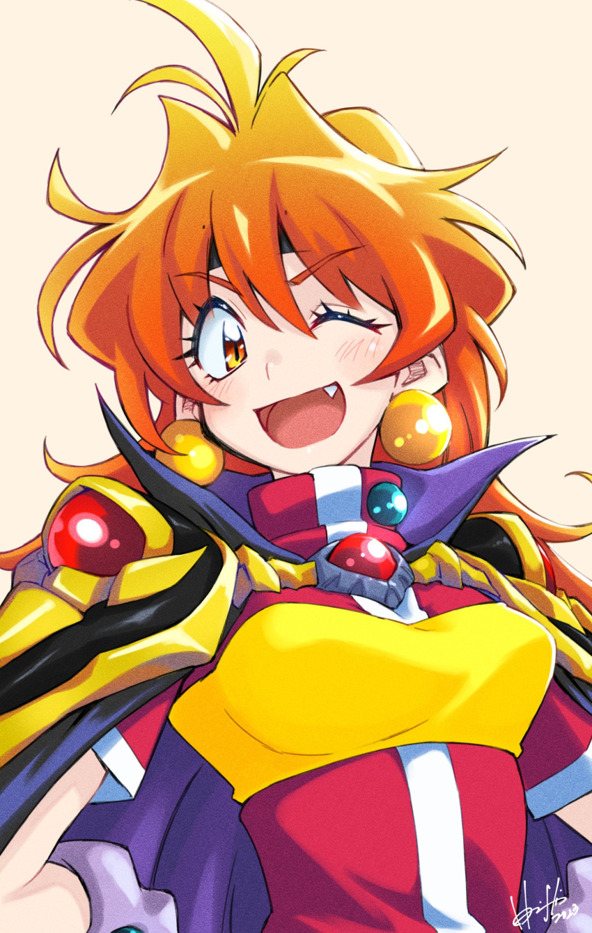 1990s_(style) 1girl ahoge armor black_cape breasts cape commentary_request earrings fang hands_on_own_hips headband highres hori_shin jewelry lina_inverse long_hair looking_at_viewer medium_breasts one_eye_closed orange_hair red_eyes retro_artstyle shoulder_armor simple_background slayers smile solo upper_body white_background
