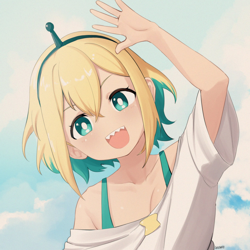 1girl amano_pikamee ameiarts arm_up artist_name black_hairband blonde_hair bright_pupils clouds cloudy_sky collarbone commentary crossed_bangs english_commentary green_eyes green_hair hairband hand_up highres multicolored_hair off-shoulder_shirt off_shoulder shirt short_hair signature sky solo upper_body virtual_youtuber voms waving white_pupils white_shirt wide_sleeves