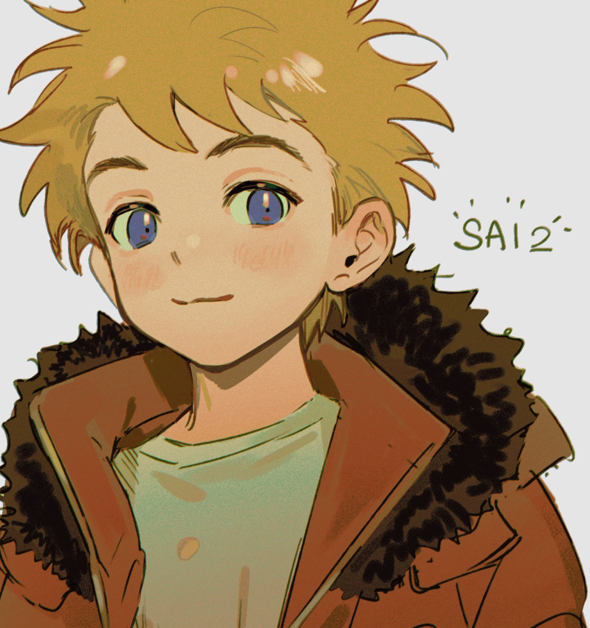 1boy animification blonde_hair blue_eyes blush commentary cuf_nayl fur_trim highres kenny_mccormick light_smile looking_at_viewer male_child male_focus painttool_sai_(medium) shirt short_hair simple_background smile solo south_park white_background white_shirt