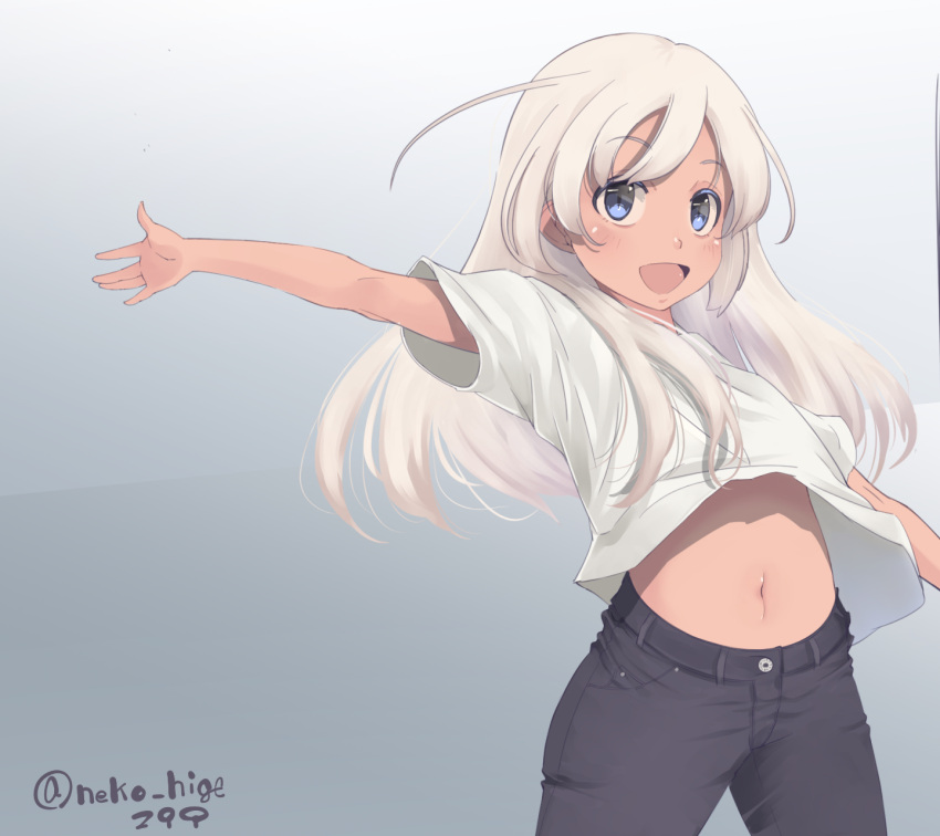 1girl alternate_costume black_pants blonde_hair blue_eyes cowboy_shot grey_background highres kantai_collection long_hair looking_at_viewer navel neko_no_hige one-hour_drawing_challenge one-piece_tan outstretched_arms pants ro-500_(kancolle) shirt smile solo t-shirt tan tanlines twitter_username white_shirt