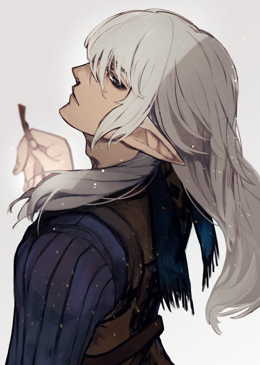 1boy blue_sweater commentary_request edamamebig elezen elf estinien_varlineau final_fantasy final_fantasy_xiv grey_background grey_hair highres light_particles long_hair looking_at_viewer looking_back male_focus pointy_ears simple_background solo sweater upper_body
