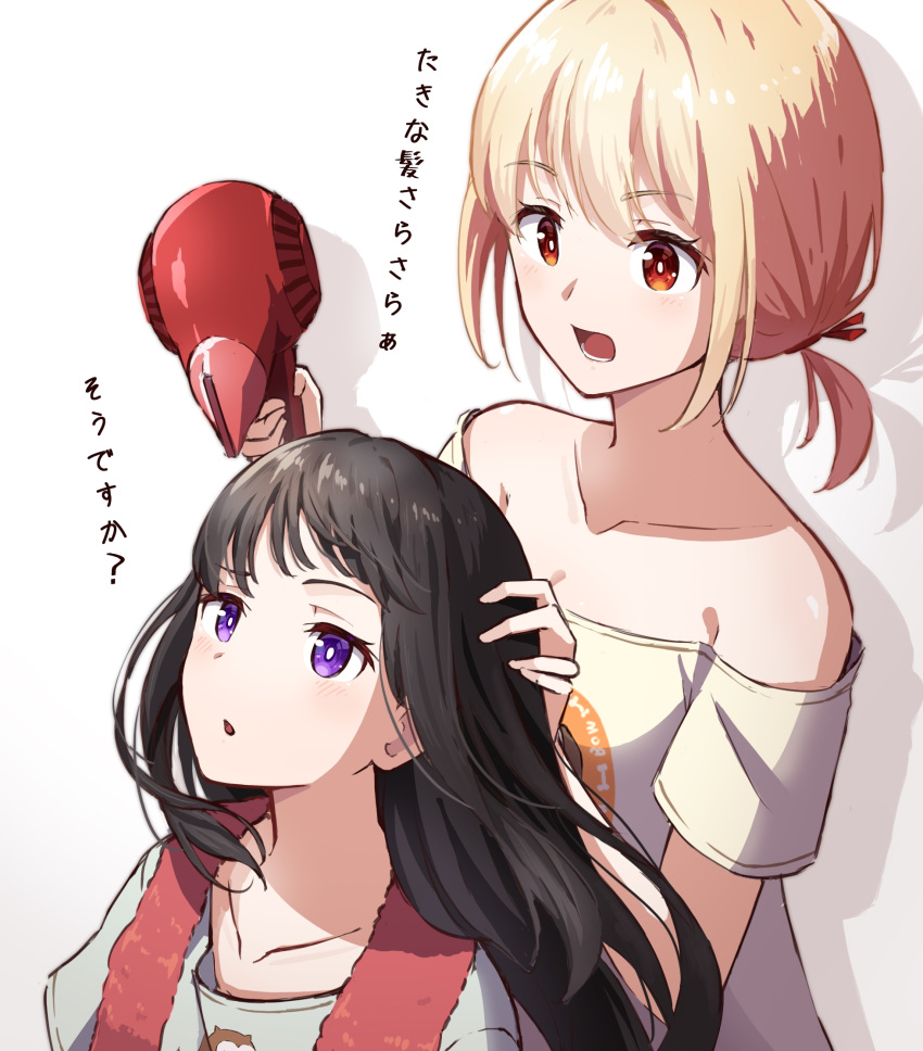 2girls bare_shoulders black_hair bright_pupils collarbone commentary_request drying drying_hair furrowed_brow hair_between_eyes hair_dryer hair_ribbon highres holding holding_hair_dryer hyoe_(hachiechi) inoue_takina light_blush long_hair looking_at_another looking_up low_twintails lower_teeth_only lycoris_recoil multiple_girls nishikigi_chisato open_mouth parted_lips red_eyes red_ribbon ribbon shirt short_sleeves short_twintails sidelocks simple_background teeth towel towel_around_neck translation_request twintails violet_eyes white_background white_pupils white_shirt wind wind_lift