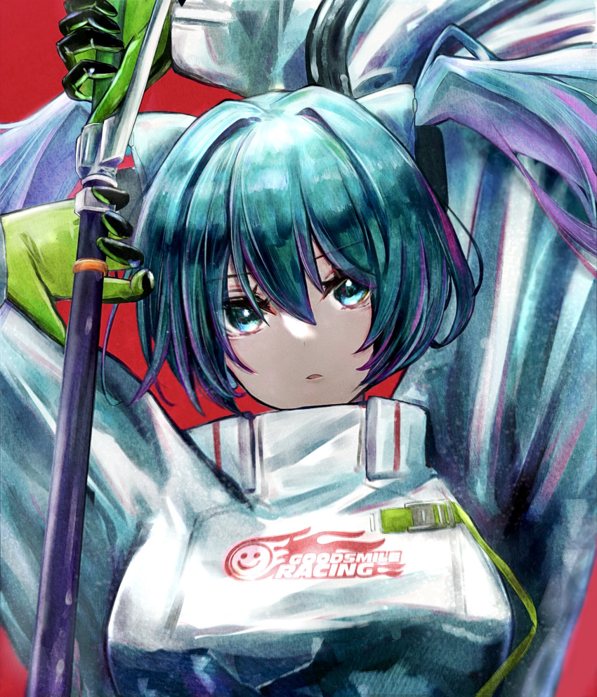 1girl absurdres aqua_eyes aqua_hair arms_up black_gloves breasts commentary_request gloves goodsmile_company goodsmile_racing green_gloves hair_ornament hatsune_miku highres holding holding_pole jacket looking_at_viewer maison_de_cante medium_breasts pole racequeen racing_miku racing_miku_(2022) red_background simple_background solo twintails two-tone_gloves upper_body vocaloid white_jacket