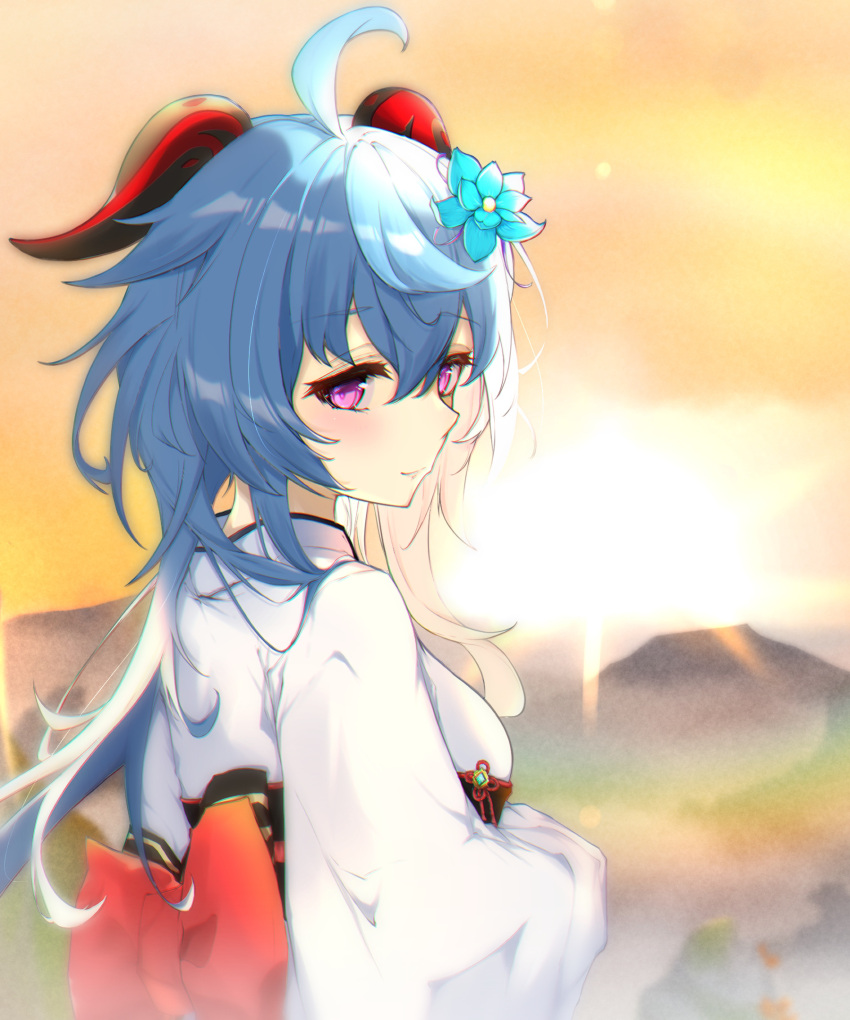 1girl alternate_costume blue_hair blurry chinese_clothes commentary_request depth_of_field flower from_behind ganyu_(genshin_impact) genshin_impact goat_horns hair_between_eyes hair_flower hair_ornament highres horns long_hair long_sleeves looking_at_viewer looking_back miru_(hvrs4548) mountainous_horizon sidelocks smile solo sunlight sunrise violet_eyes wide_sleeves