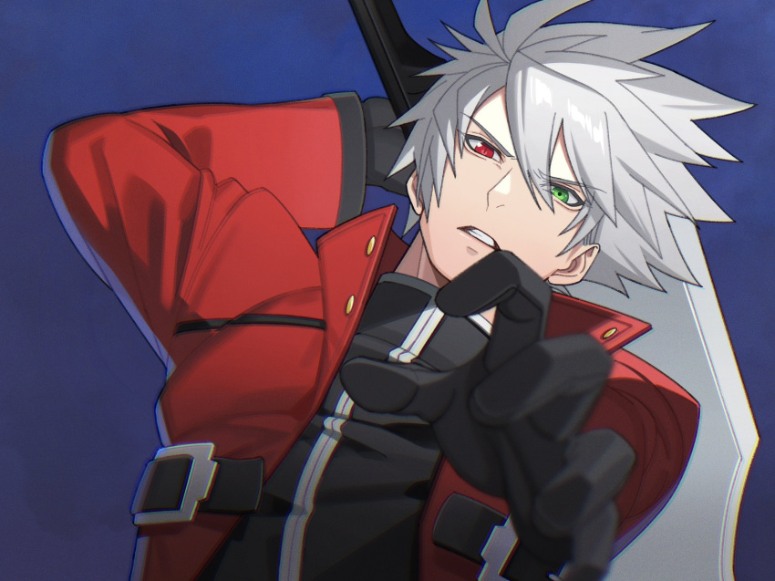 1boy angry ark1478 blazblue blazblue:_continuum_shift blue_background fighting_stance green_eyes grey_hair heterochromia highres holding holding_sword holding_weapon huge_weapon long_sleeves looking_at_viewer male_focus parted_lips ragna_the_bloodedge red_eyes short_hair simple_background spiky_hair sword weapon