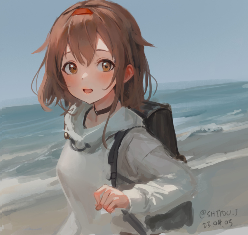 1girl alternate_costume backpack bag beach black_choker blush brown_eyes brown_hair choker dated day hair_between_eyes hairband highres kantai_collection long_sleeves ocean one-hour_drawing_challenge open_mouth outdoors shidou_(shiyou_j) shiratsuyu_(kancolle) short_hair solo twitter_username upper_body