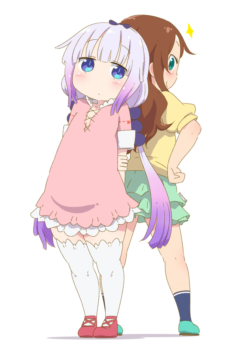 2girls arms_behind_head back-to-back beads blue_eyes blunt_bangs brown_hair clenched_hand commentary_request dated dot_mouth from_behind full_body green_eyes green_footwear green_skirt hair_beads hair_ornament hands_on_own_hips highres holding_own_arm kanna_kamui kobayashi-san_chi_no_maidragon light_purple_hair long_hair looking_at_viewer low_twintails multiple_girls pink_shirt puffy_short_sleeves puffy_sleeves red_footwear saikawa_riko samansa_ex shirt short_sleeves simple_background skirt sleeves_rolled_up smile standing thigh-highs twintails white_background white_thighhighs yellow_shirt