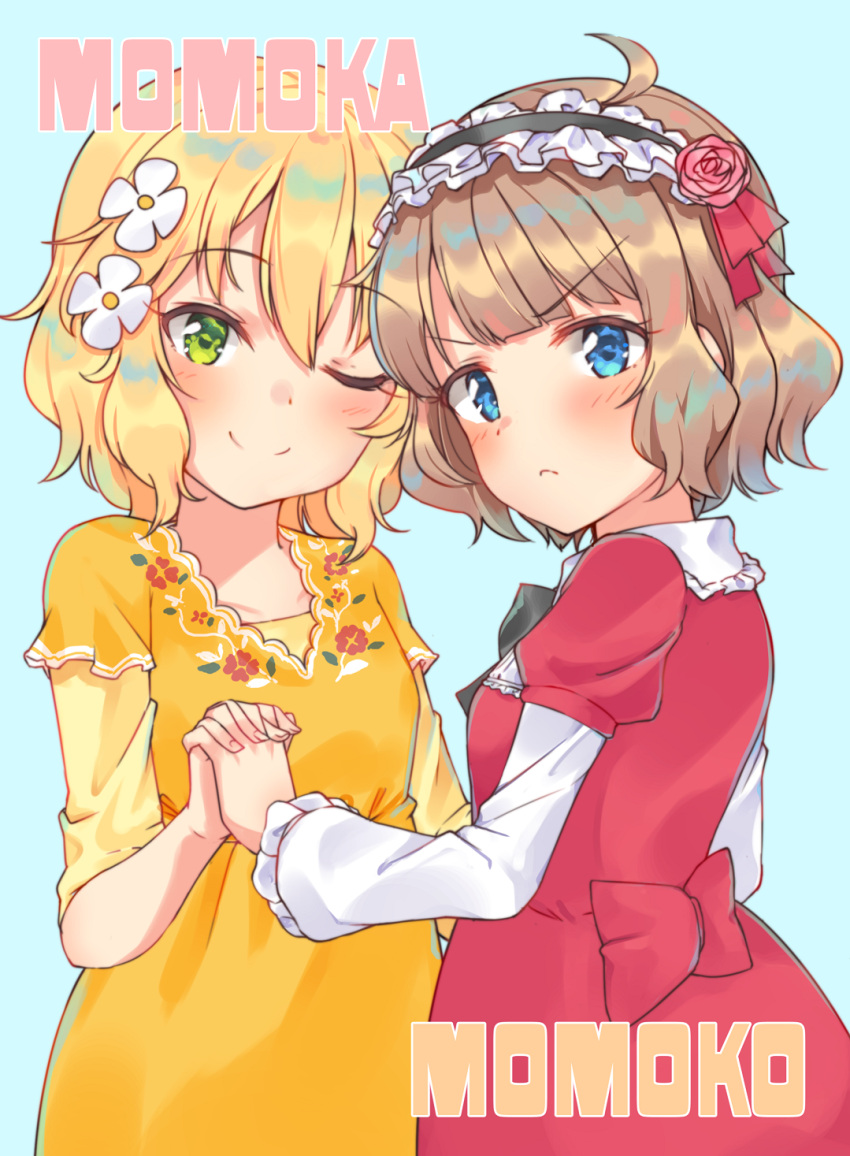 2girls :&lt; ahoge back_bow black_bow black_bowtie blonde_hair blue_background blue_eyes blush bow bowtie breasts brown_hair character_name collar commentary cosplay costume_switch dot_nose dress female_child floral_print flower frilled_hairband frilled_sleeves frills green_eyes hair_between_eyes hair_flower hair_ornament hairband hand_up highres holding_hands idolmaster idolmaster_cinderella_girls idolmaster_million_live! interlocked_fingers long_sleeves looking_at_viewer multiple_girls one_eye_closed print_dress red_dress rose sakurai_momoka shiitake_taishi short_hair small_breasts smile suou_momoko v-shaped_eyebrows wavy_hair white_collar white_sleeves yellow_dress