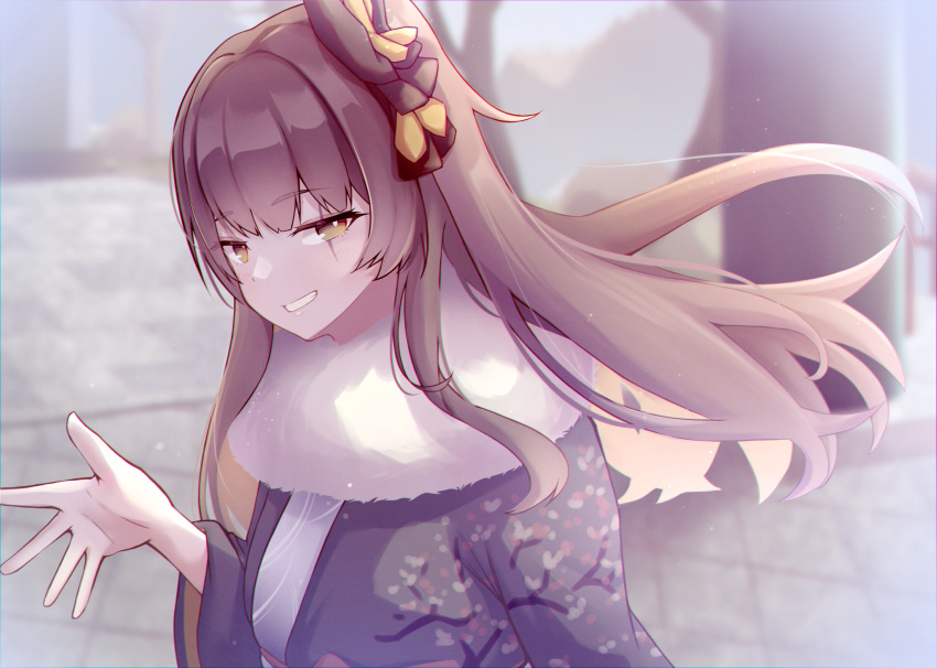 1girl black_kimono black_ribbon brown_eyes brown_hair commentary_request fur-trimmed_kimono fur_trim girls_frontline grin hair_ribbon hatsumoude highres japanese_clothes kimono layered_clothes layered_kimono long_hair looking_at_viewer official_alternate_costume open_hand outdoors ribbon scar scar_across_eye side_ponytail smile solo sopranino tree_print ump45_(girls'_frontline) ump45_(lonely_traveler_of_eternity)_(girls'_frontline) upper_body white_kimono yellow_ribbon