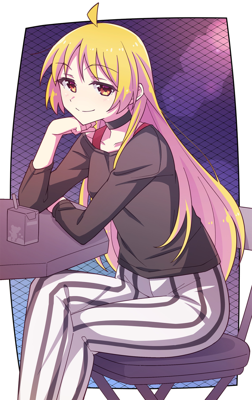 1girl ahoge black_choker black_shirt blonde_hair bocchi_the_rock! chair choker closed_mouth collarbone crossed_legs e20 hand_up highres ijichi_seika long_hair long_sleeves looking_at_viewer on_chair pants red_eyes shirt sitting smile solo striped striped_pants table vertical-striped_pants vertical_stripes very_long_hair white_pants