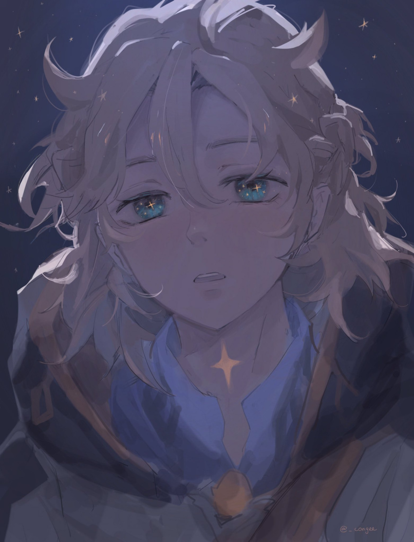 +_+ 1boy albedo_(genshin_impact) artist_name black_background blonde_hair blue_background blue_eyes blue_shirt braid gem genshin_impact gradient_background grey_hoodie hair_between_eyes highres hood hoodie looking_at_viewer male_focus mandarin_collar open_mouth orange_gemstone scar scar_on_neck shirt short_hair short_sleeves simple_background solo teeth upper_body vision_(genshin_impact) xiownzhou_(congee)