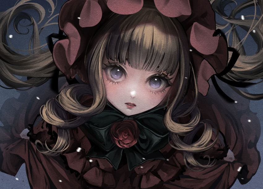 1girl black_bow black_bowtie blonde_hair blue_eyes blunt_bangs blurry blush bonnet bow bowtie depth_of_field drill_hair expressionless eyebrows_hidden_by_hair eyelashes flower gradient_background grey_background highres long_hair looking_at_viewer miyako_yamamoto parted_lips red_flower red_rose rose rozen_maiden shinku simple_background solo upper_body